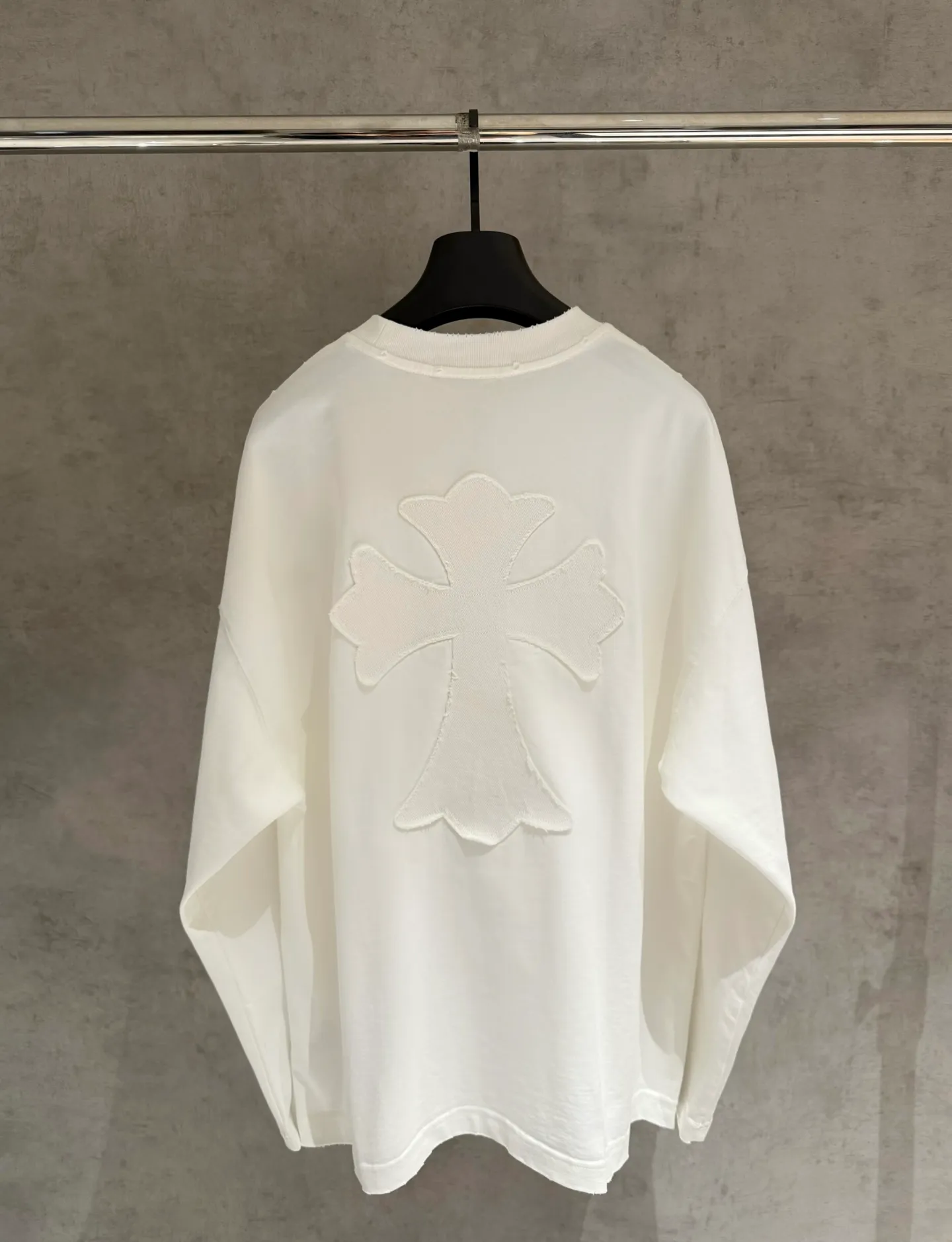 🅿️350 [Strict quality control] CH Crow Heart's new appliqué embroidered long-sleeved sweatshirt T-shirt. Heavy 340g double yarn fabric. Wash the whole garment twice. Frayed and torn on all four sides. Heavy fabric. The neckline is made of icy Salona. Loose fit. Deep, wide and stylish. No deformation or shrinkage. Color: 3 colors, black, white and gray. Size: M-2xl